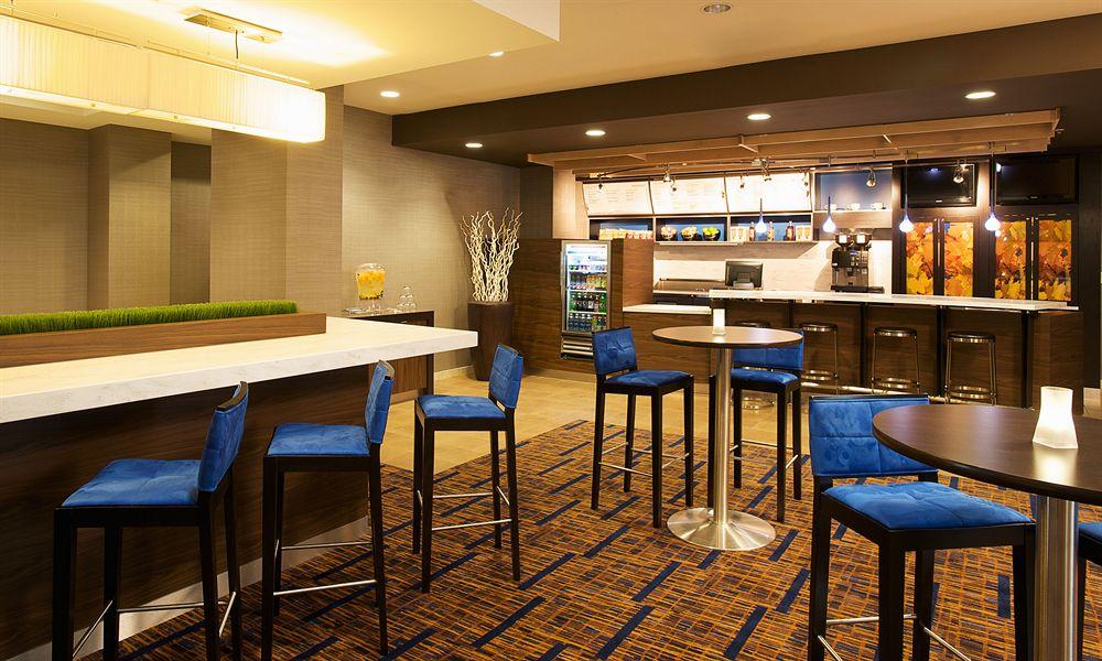 Courtyard Louisville Airport Екстер'єр фото