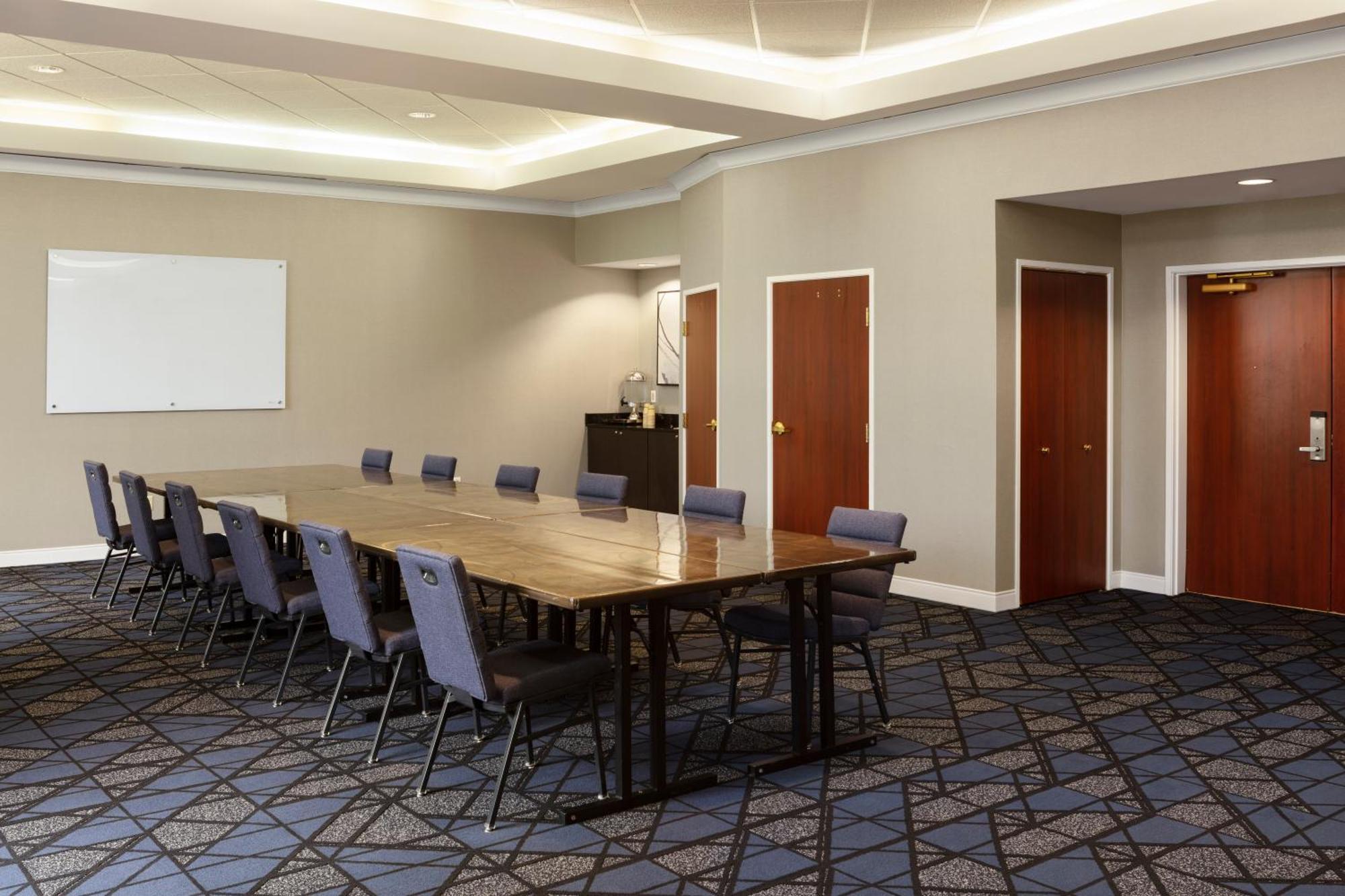 Courtyard Louisville Airport Екстер'єр фото