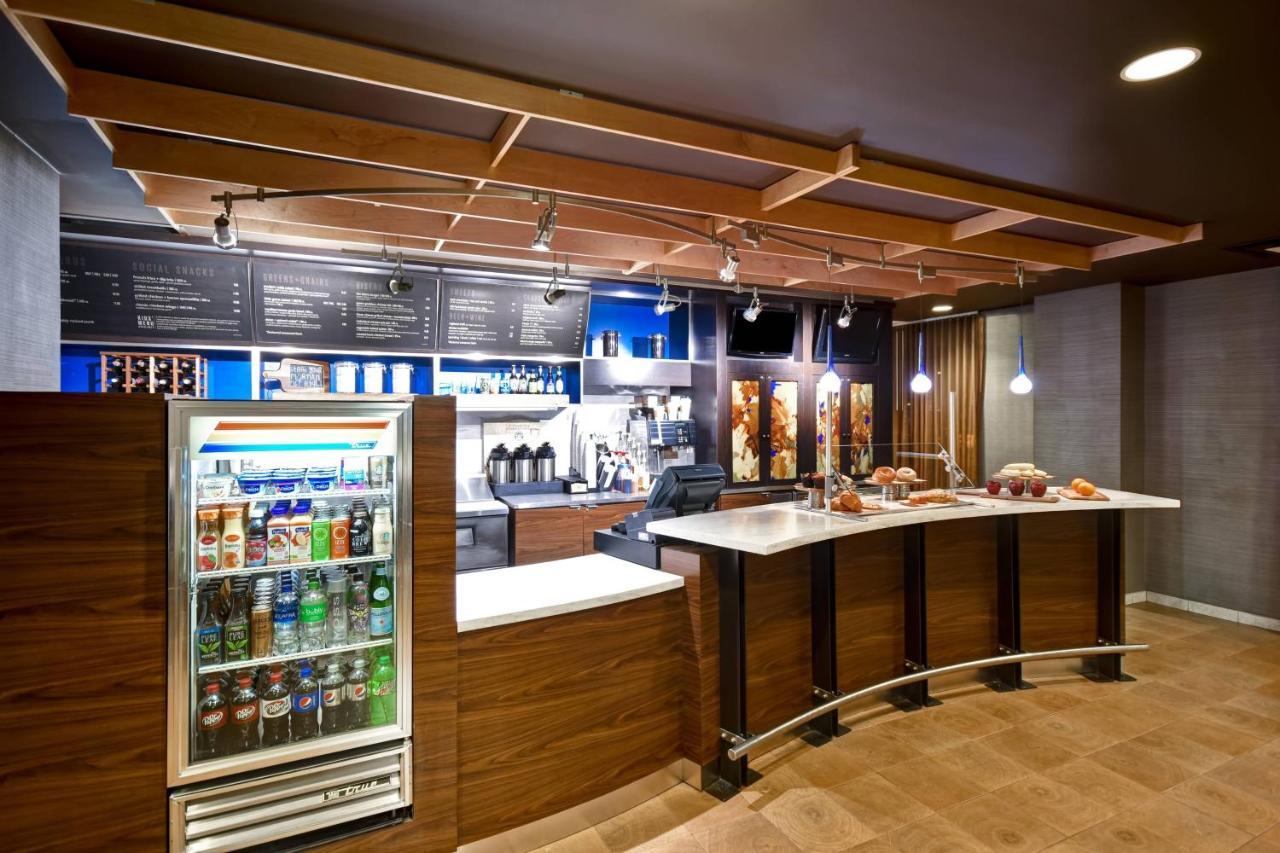 Courtyard Louisville Airport Екстер'єр фото