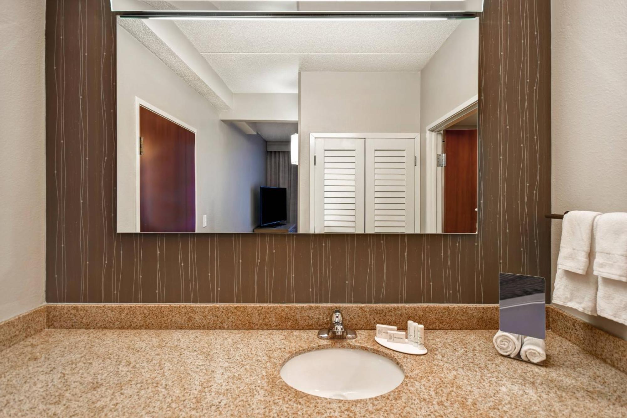 Courtyard Louisville Airport Екстер'єр фото