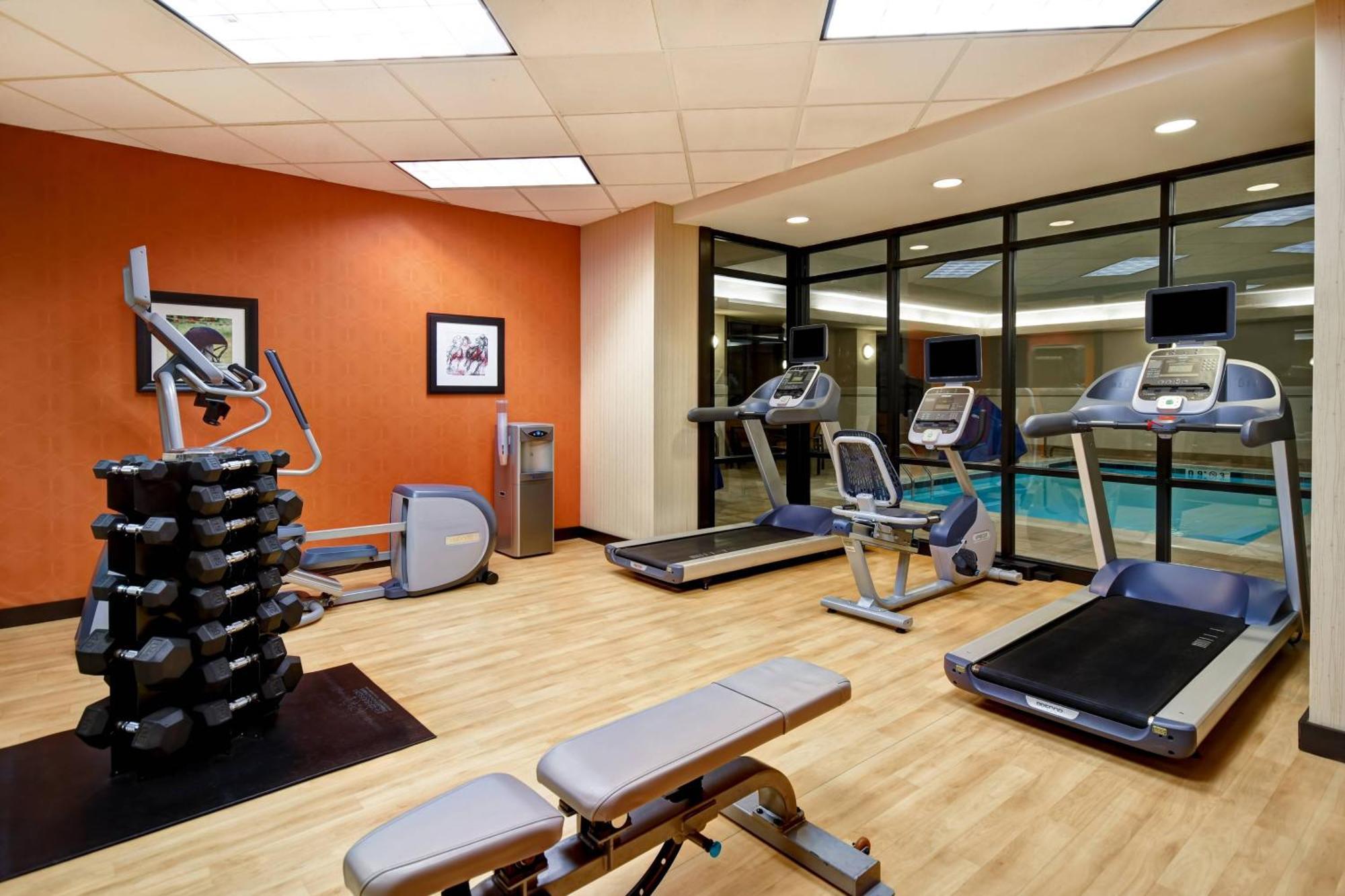 Courtyard Louisville Airport Екстер'єр фото