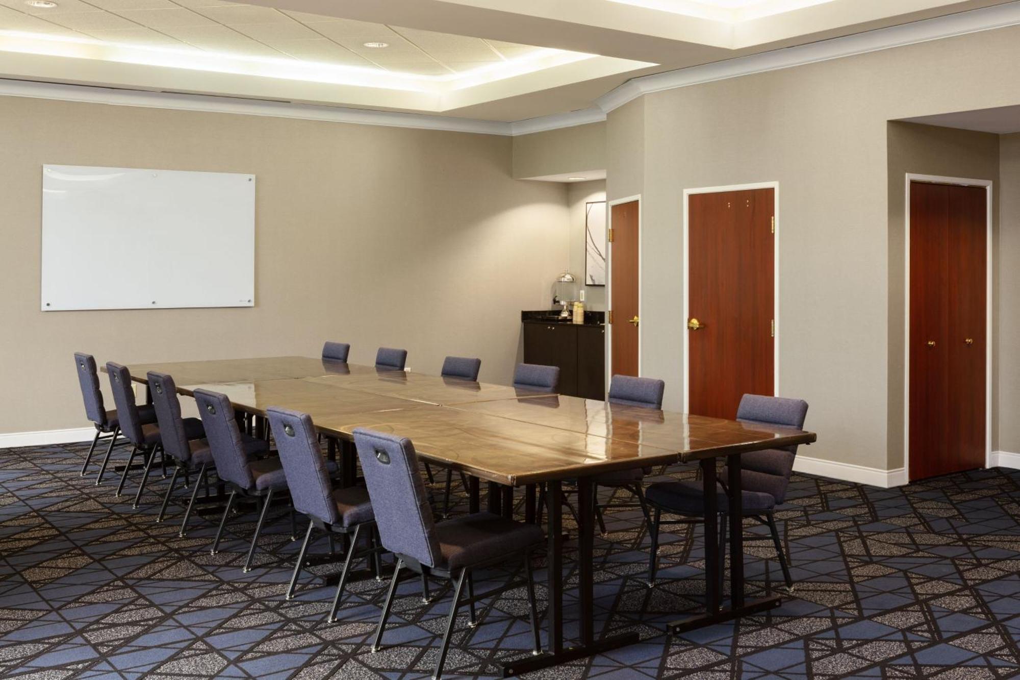 Courtyard Louisville Airport Екстер'єр фото