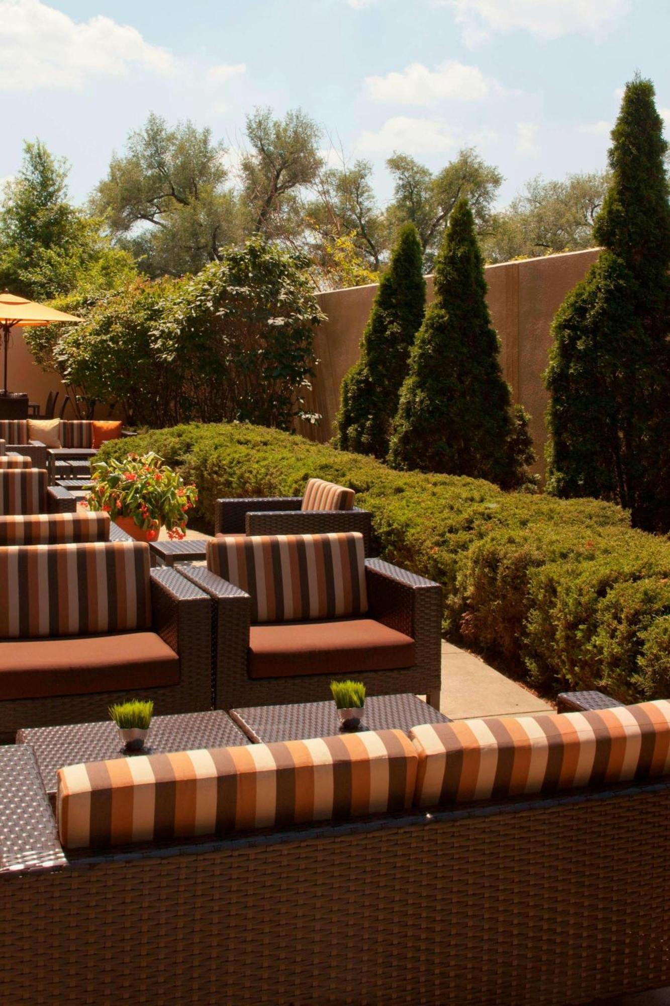Courtyard Louisville Airport Екстер'єр фото